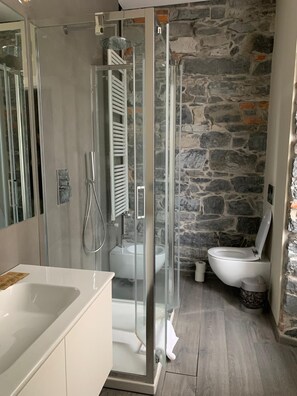 Deluxe Apartment | Bathroom - Romantic Chic Apartment (Como)