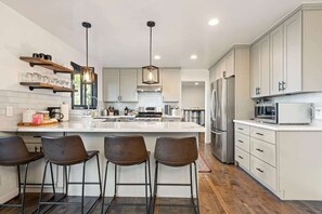 Fridge, microwave, oven, stovetop - @ Marbella Lane- Perfect Blend of Scenic & Comfort (Colma)