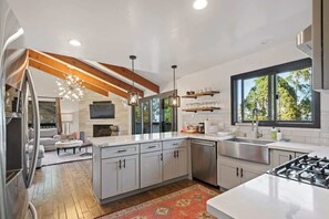 Fridge, microwave, oven, stovetop - @ Marbella Lane- Perfect Blend of Scenic & Comfort (Colma)