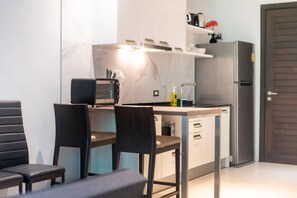 Fridge, microwave, stovetop, toaster - ET619 Patong cozy studio- Condo with pool, parking (Patong Beach)