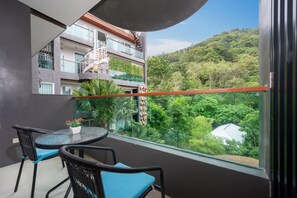 Outdoor dining - ET619 Patong cozy studio- Condo with pool, parking (Patong Beach)