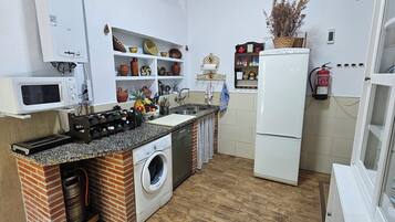 House, 3 Bedrooms, Smoking, Private Pool | Private kitchen