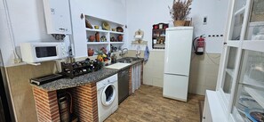 منزل - ٣ غرف نوم - للمدخنين - بمسبح خاص | مطبخ خاص