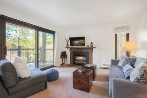 Living area - Inner Circle 12 in Columbine Rd (Columbine Rd)
