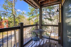 Outdoor dining - Inner Circle 12 in Columbine Rd (Columbine Rd)