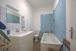 Regadera, secadora de cabello, toallas, papel de baño 