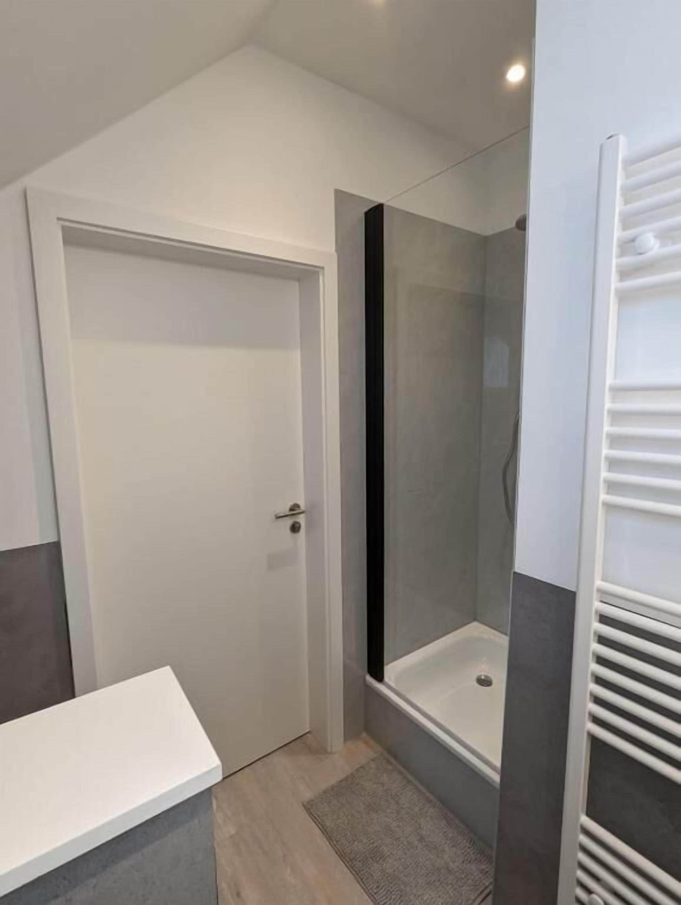 Superior-Apartment | Badezimmer | Dusche, Haartrockner, Handtücher