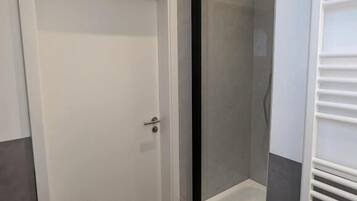 Superior-Apartment | Badezimmer | Dusche, Haartrockner, Handtücher