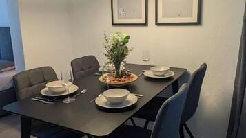 Family Studio | Dining