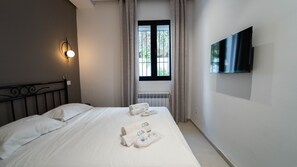2 habitaciones, tabla de planchar con plancha y ropa de cama 