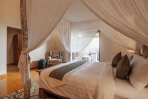 7 slaapkamers, een bureau, een strijkplank/strijkijzer, reisbedje
