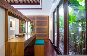 Un interior moderno con un banco de madera, un acuario de vidrio y un panel de pared de madera.