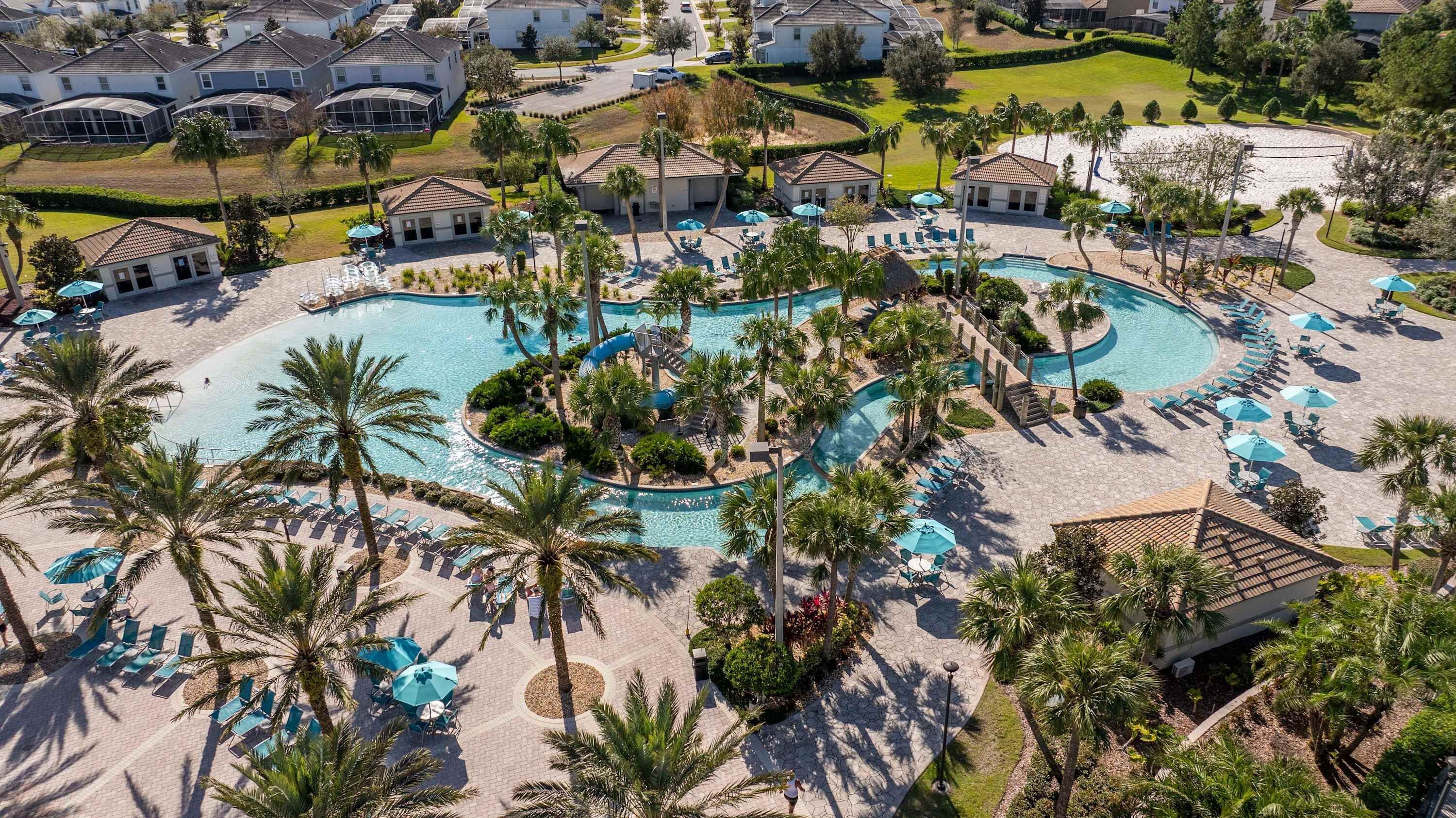 Ein Resort mit mehreren Swimmingpools, Palmen und Liegebereichen.