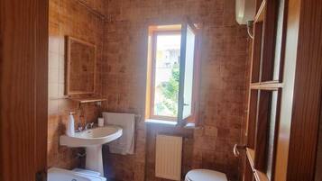 Doccia, asciugacapelli, bidet, sapone