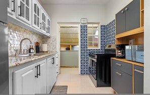 Frigorifero, microonde, forno, piano cottura
