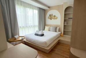 1 dormitorio, tabla de planchar con plancha, ropa de cama