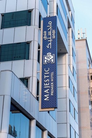 A building with a sign for the Majestic Premier Hotel. - Majestic Premier Hotel Bur Dubai (Dubai)