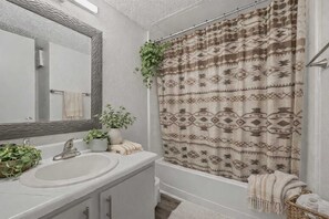 Hair dryer, towels, soap, shampoo - FIFA 2026 • Arlington 2BR • Steps to AT&T (Arlington)