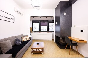 TV, fireplace, offices - Grandstay Central 105 (Durrës)