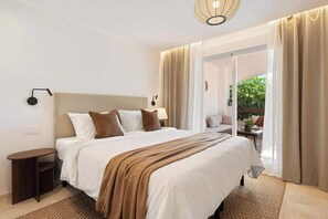 3 bedrooms, iron/ironing board, travel cot, WiFi - 2 private terraces, 10 min Puerto Banus, pool (Marbella)