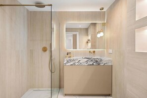 Dusche, Haartrockner, Handtücher, Shampoo