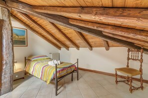 Family Apartment, Multiple Bedrooms, 2 Bathrooms, Mountainside (Il Borgo Del Vergante Casa Lina) - Il Borgo del Vergante Apartments (Nebbiuno)