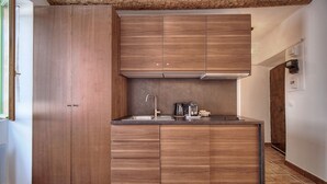 Una cocina moderna con armarios de madera, un lavamanos empotrado y una encimera.