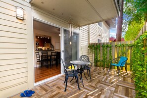 Outdoor dining - Cozy Work-Ready 1BR Condo | Near Downtown (Bellevue)