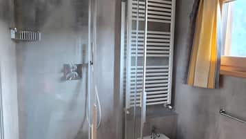 Douche, sĂšche-cheveux, serviettes fournies