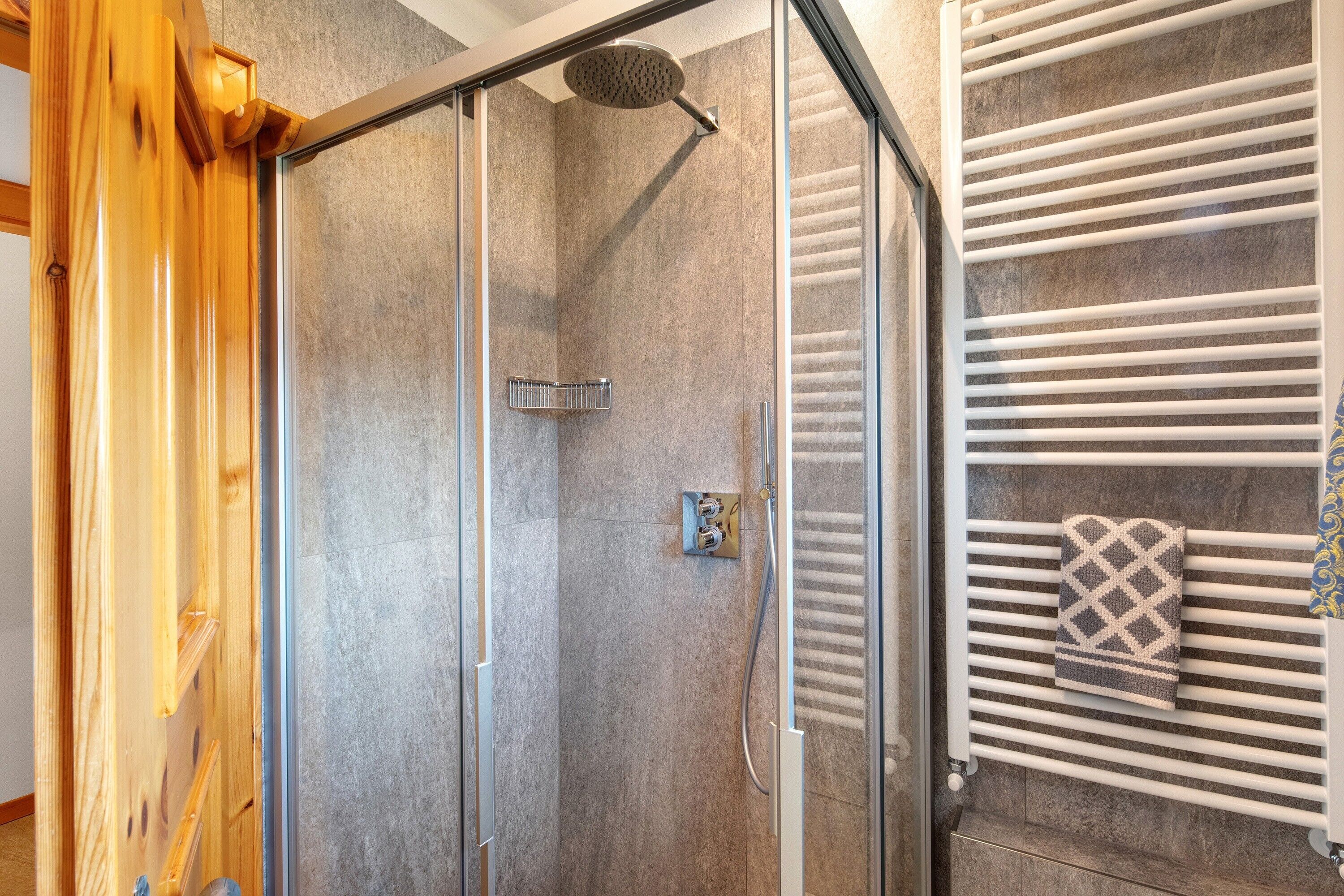 Dusche, Haartrockner, Handtücher