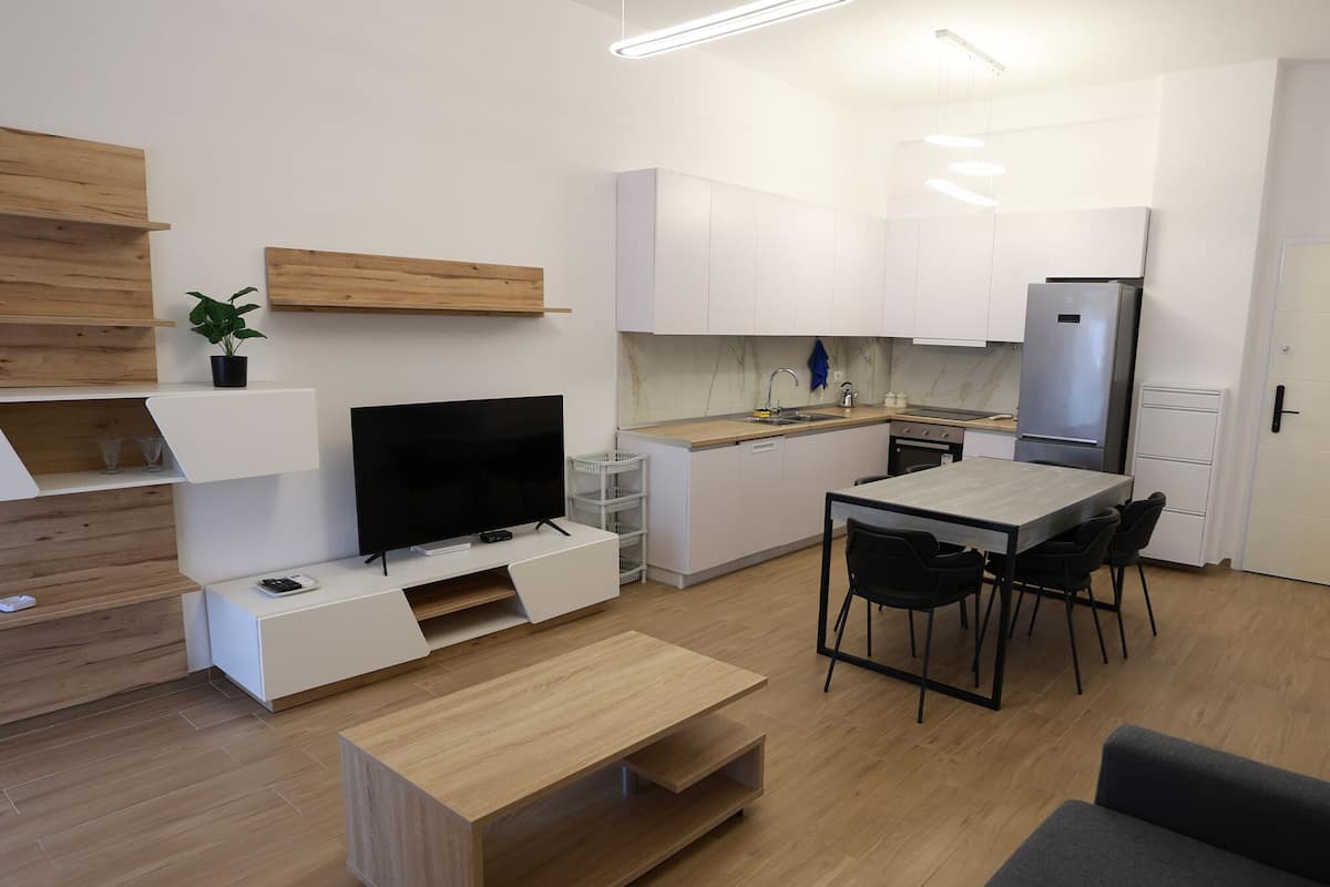 Deluxe Apartment, Balcony | Premium bedding, desk, soundproofing, iron/ironing board