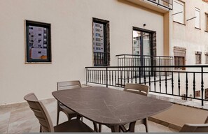 Outdoor dining - Ermes Deluxe Double Room with Balcony with Sofa (Durrës)