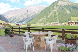 Outdoor dining - Apartment 2 with Mountain View, Shared Garden and Wi-Fi (Livigno)