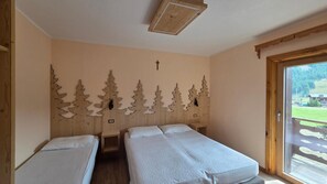 Room - Apartment 2 with Mountain View, Shared Garden and Wi-Fi (Livigno)