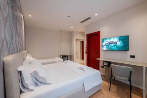 1 bedroom, desk, free WiFi - Ermes Deluxe Family Room with French Balcony (Durrës)