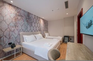 1 bedroom, desk, free WiFi - Ermes Deluxe Family Room with French Balcony (Durrës)