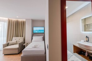 1 bedroom, desk, free WiFi - Ermes Deluxe Triple Room with Balcony and Sofa Bed (Durrës)