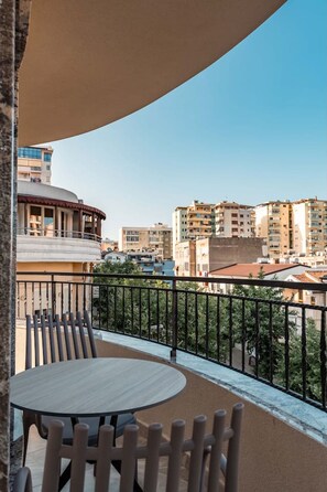 Outdoor dining - Ermes Deluxe Triple Room with Balcony and Sofa Bed (Durrës)