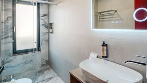 A modern bathroom with a large mirror, two sinks, and a shower area. - Ermes Deluxe Triple Room with Balcony and Sofa Bed (Durrës)