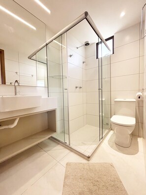Comfort Apartment | Bathroom | Shower, hair dryer, towels, toilet paper