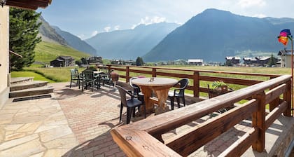 Apartment 5 with Lake View, Shared Garden, and Wi-Fi