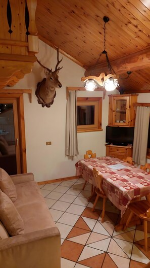Living area - Apartment 5 with Lake View, Shared Garden, and Wi-Fi (Livigno)