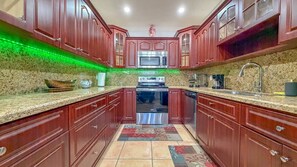 Fridge, microwave, oven, stovetop - Modern & Central · Miami · Free Parking & WiFi (Miami)