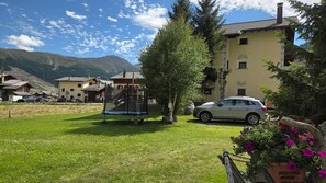 Property grounds - Apartment 6 with Mountain View, Shared Garden and Wi-Fi (Livigno)