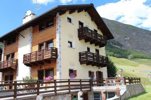 Apartment 6 with Mountain View, Shared Garden and Wi-Fi
