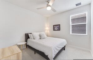 2 habitaciones, escritorio y tabla de planchar con plancha 