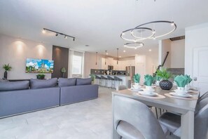 Dining - Family Villa Private Pool  Spa   Arcade Sleeps 22 (Four Corners)