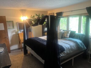 3 slaapkamers, een bureau, een strijkplank/strijkijzer, reisbedje