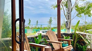 Dobbeltrom – deluxe, 1 kingsize-seng, balkong, delvis havutsikt