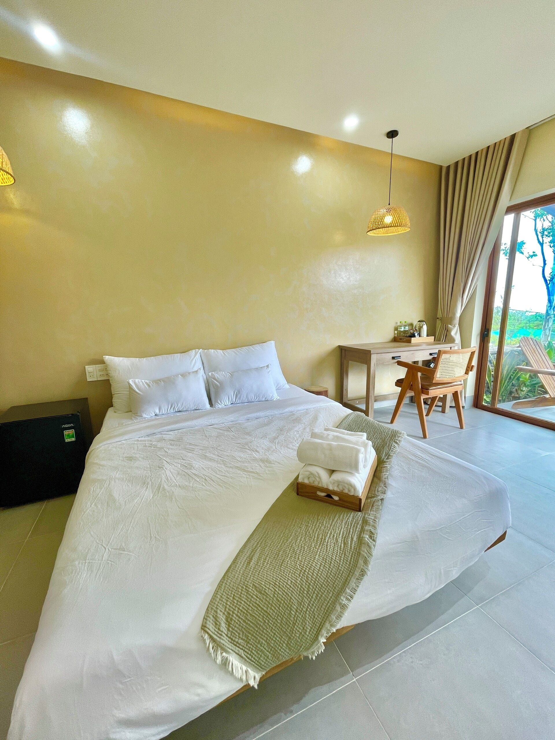 Chambre Double Deluxe, 1 très grand lit, balcon, vue partielle sur l'océan | Vue de la chambre